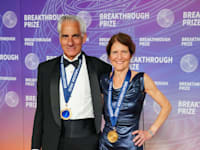 פרופ' בנט ופרופ' מגוואייר. הצליחו לטפל במחלה גנטית הגורמת לעיוורון ולהשיב את הראייה לחולים / צילום: ap, Jordan Strauss/Invision