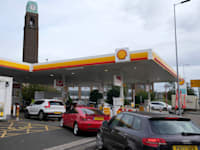 תחנת דלק בלונדון / צילום: ap, Frank Augstein