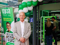 אורן ספיר, מנכ''ל ובעלי קבוצת ספיר, בסניף פארם פלוס בת''א / צילום: דניאל נפוסי