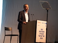 אורי אלון, יו״ר דירקטוריון בנק לאומי / צילום: רמי זרנגר ותמר מצפי