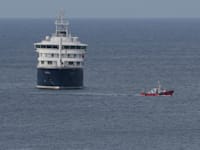 הספינה MV Hondius עוגנת בנמל בפראיה, כף ורדה / צילום: ap, Misper Apawu