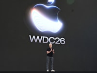 טים קוק , מנכ''ל אפל, על במת כנס WWDC / צילום: ap
