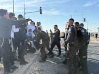 חרדים מפרי סדר חוסמים כבישים / צילום: דוברות המשטרה.