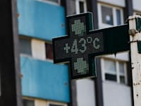 שלט רחוב במערב צרפת שמראה טמפרטורה של 43 מעלות, בשבוע שעבר / צילום: ap, Jeremias Gonzalez