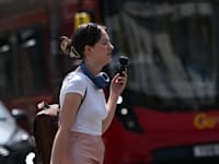 נגמרו המאווררים בחנויות, בריטניה / צילום: Reuters, Rasid Necati Aslim