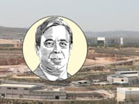 אזור תעשיה ברקן. בעיגול: מוסטפא דניזר / צילום: עינת לברון, איור: גיל ג'יבלי