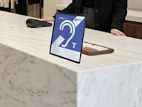 שלט למכשיר שמיעה בעסק (אילוסטרציה)