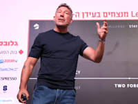 מוטי שרף, מייסד שרף תקשורת ואסטרטגיה ושותף מייסד Brij AI lab, בכנס MAD / צילום: ענבל מרמרי