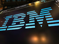 לוגו IBM מוצג על הצג בוול סטריט / צילום: ap, Richard Drew