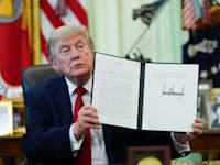 דונלד טראמפ חותם על המכסים / צילום: Reuters, Aaron Schwartz