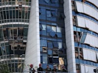 הפגיעה במגדל המפרש (''בניין הטיל'') / צילום: Reuters, Florion Goga