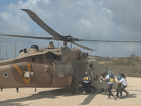 מזירת הפיגוע בחוות גלעד פונו באופן מוסק למחלקה לרפואה דחופה באיכילוב שני פצועים עם פציעות ירי / צילום: דוברות מד''א
