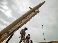 הטיל ''ח'ייבר שכן'' מוצג בעת מצעד בטהרן / צילום: Reuters, Morteza Nikoubazl/NurPhoto