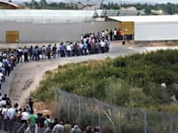 פועלים פלסטינים במעבר חשמונאים / צילום: Reuters