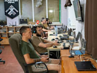 חיילים אוקראינים מפעילים כטב''מים בשליטה מרחוק, השבוע / צילום: ap, Andrii Marienko
