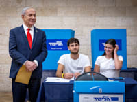 ראש הממשלה בנימין נתניהו מצביע בפריימריז בליכוד, אתמול (ב') / צילום: חיים גולדברג, פלאש90