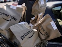 שקיות של אמזון prime now מחכות למשלוח / צילום: ap, John Minchillo
