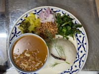 נאם פריק גאי - רליש של פרגית בחלב קוקוס וריבת צ'ילי / צילום: מתי נקש