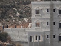 הפורעים בתוך הבית בקוסרה / צילום: ap