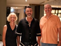 אילן רביב מנכ''ל מיטב, הזמר ליאור נרקיס וקרן דיקמן סמנכ''לית משאבי אנוש / צילום: דנית כהן