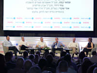 צחי ארצי, יובל גביש, שמאי קמה, צחי דידי ואפי שקדי, בפאנל משותף בהנחיית הלית ינאי / צילום: כדיה לוי