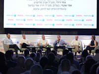צחי ארצי, יובל גביש, שמאי קמה, צחי דידי ואפי שקדי, בפאנל משותף בהנחיית הלית ינאי / צילום: כדיה לוי