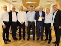 ישראל מימון, יאיר המבורגר, אביגדור קפלן, שרון רייך, בני גבאי ויורם נווה / צילום: יוני רייף