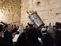 חוגגים במנהג ''שבע הקפות'' בכותל בצאת שמחת תורה / צילום: Shutterstock