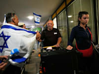 נוסעים שהיו על טיסת פליי דובאי אחרי הנחיתה בנתב''ג / צילום: ap, Ohad Zwigenberg
