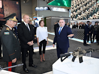 נשיא אזרבייג'ן אלייב בתצוגת הרובים / צילום: Mdi.Azerbaijan