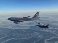 מטוס תדלוק KC-135 אמריקאי מתדלק מטוס F-16 / צילום: ap, U.S. Department of Defense