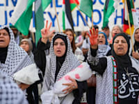 הפגנה פרו-פלסטינית אתמול ב-7 באוקטובר בברלין / צילום: ap, Ebrahim Noroozi