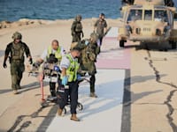 צוותים רפואיים מפנים פצוע לקבלת טיפול לאחר הפיצוץ בצפון, היום / צילום: ap
