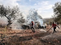 רכב שהועלה באש ע''י פורעים ביו''ש / צילום: Reuters, Ammar Awad