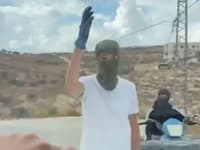 רעול-פנים באזור שבו מתנחלים תקפו פלסטינים ודיפלומטיים באיו''ש / צילום: ap