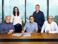 מימין לשמאל: עו''ד גיורא ארדינסט יו''ר המשרד ושותף מייסד, ליאור אורן שותף מייסד, עו''ד אודי שניידר, רעות גן מנכ''לית, עו''ד דוני טולידאנו, יו''ר האקזקוטיבה / צילום: אייל טואג