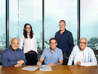 מימין לשמאל: עו''ד גיורא ארדינסט יו''ר המשרד ושותף מייסד, ליאור אורן שותף מנהל, עו''ד אודי שניידר, רעות גן מנכ''לית, עו''ד דוני טולידאנו, יו''ר האקזקוטיבה / צילום: אייל טואג