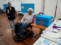 בחירות 2026: מצביעים בקלפי / צילום: ap, Baz Ratner
