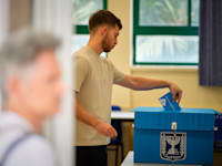 צעיר מצביע בקלפי בתל אביב, היום / צילום: ap, David Goldman