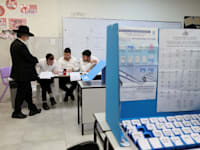 קלפי בבני ברק / צילום: Reuters, Nir Elias