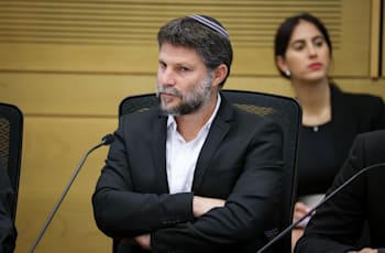 בצלאל סמוטריץ' בוועדת הכספים בנושא הערכות הממשלה למתן פיצויים בעקבות הלחימה, היום / צילום: נועם מושקוביץ', דוברות הכנסת