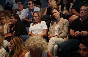 יונית לוי, קרן מרציאנו ואנשי תקשורת נוספים בכנס החירום של ארגון העיתונאים ועובדי חדשות 13 / צילום: אור בן אסולי יונית לוי, קרן מרציאנו ואנשי תקשורת נוספים בכנס החירום של ארגון העיתונאים ועובדי חדשות 13 / צילום: אור בן אסולי