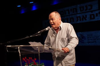 אמנון אברמוביץ' בכנס החירום של ארגון העיתונאים ועובדי חדשות 13 / צילום: אור בן אסולי אמנון אברמוביץ' בכנס החירום של ארגון העיתונאים ועובדי חדשות 13 / צילום: אור בן אסולי