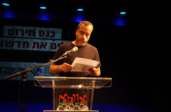 גולן יוכפז בכנס החירום של ארגון העיתונאים ועובדי חדשות 13 / צילום: אור בן אסולי גולן יוכפז בכנס החירום של ארגון העיתונאים ועובדי חדשות 13 / צילום: אור בן אסולי