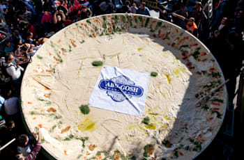 צלחת החומוס הגדולה בעולם נכון ל־2012, באבו גוש. השיא נשבר לאחר מכן על ידי לבנון / צילום: ap צלחת החומוס הגדולה בעולם נכון ל־2012, באבו גוש. השיא נשבר לאחר מכן על ידי לבנון / צילום: ap