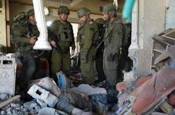 מפקד אוגדת עזה תא''ל ברק חירם, ראש אגף המבצעים עודד בסיוק ומפקד פיקוד הדרום לשעבר ירון פינקלמן בזירה / צילום: תערוכת צה״ל לציון שנתיים למלחמה מפקד אוגדת עזה תא''ל ברק חירם, ראש אגף המבצעים עודד בסיוק ומפקד פיקוד הדרום לשעבר ירון פינקלמן בזירה / צילום: תערוכת צה״ל לציון שנתיים למלחמה