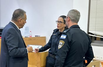 סנגורו של ארנון בר-דוד, עו''ד מיכה פטמן, עם נציגי המשטרה לפני הדיון בהארכת המעצר, היום / צילום: עמירם גיל סנגורו של ארנון בר-דוד, עו''ד מיכה פטמן, עם נציגי המשטרה לפני הדיון בהארכת המעצר, היום / צילום: עמירם גיל