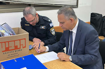 סנגורו של ארנון בר-דוד, עו''ד מיכה פטמן, ונציג המשטרה, רפ''ק רונן גינגולד, מגבשים את ההסכמות ביניהם / צילום: עמירם גיל סנגורו של ארנון בר-דוד, עו''ד מיכה פטמן, ונציג המשטרה, רפ''ק רונן גינגולד, מגבשים את ההסכמות ביניהם / צילום: עמירם גיל