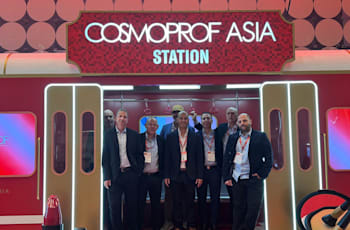 ראשי רשת Be pharm, בראשות המנכ''ל איתן סיידה, בתערוכת Cosmoprof בהונג קונג / צילום: דוברות Be פארם ראשי רשת Be pharm, בראשות המנכ''ל איתן סיידה, בתערוכת Cosmoprof בהונג קונג / צילום: דוברות Be פארם