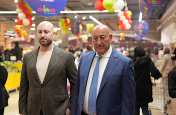 אחמד דבאח (אבו פאדי) ראש המועצה המקומית דיר אלאסד, וסאלח דבאח מנכ''ל הקבוצה / צילום: קייס גאנם